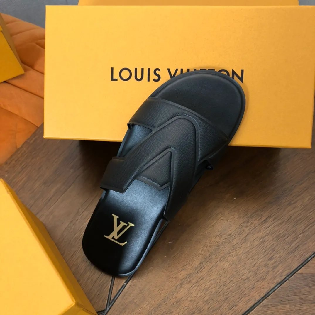 Factory price: 270💰LV counters are selling new brand luxury men's slippers, casual, loose and comfortable. The must-have model in the picture above [Happy][Happy], multiple colors available Size: 38-44, customized 45